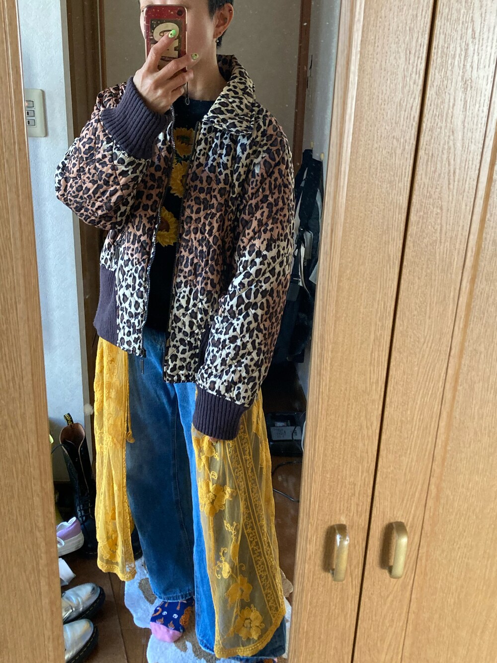 ブラック系のスウェット、イエロー系のカーディガン/ボレロを着用したレディースの冬コーディネートの2枚目の写真