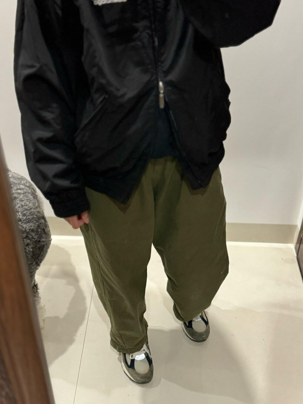 ブラック系のマウンテンパーカー、グリーン系のスニーカーを着用したレディースの冬コーディネートの3枚目の写真