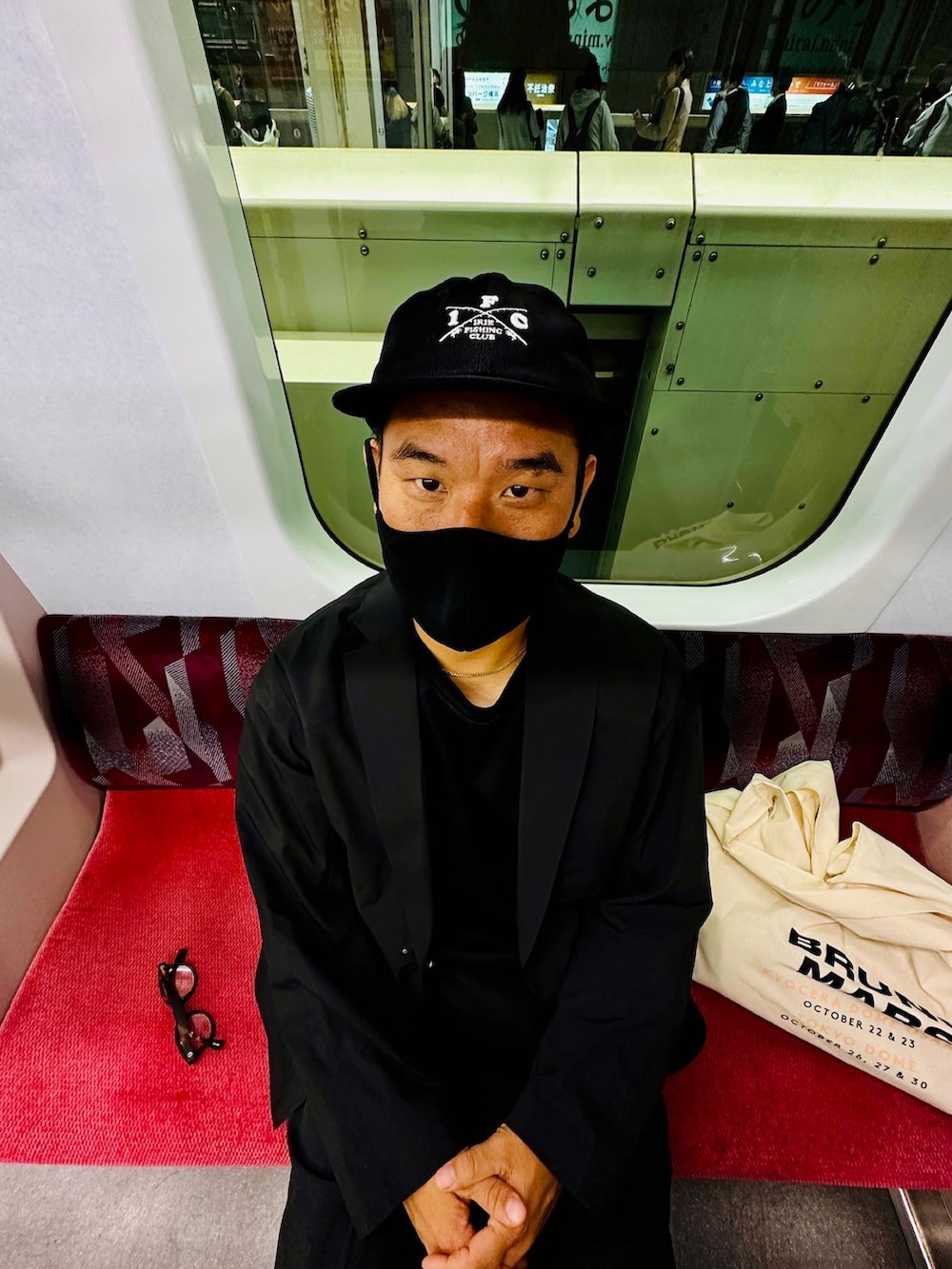 ブラック系のTシャツ/カットソー、ブラック系のテーラードジャケット、ブラック系のその他パンツを着用したメンズの秋コーディネートの2枚目の写真