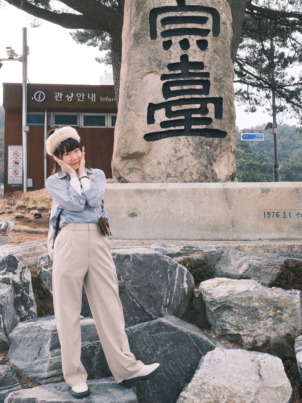 ベージュ系のバックパック/リュック、ホワイト系のトップス、ベージュ系のパンツを着用したレディースの冬コーディネートの2枚目の写真