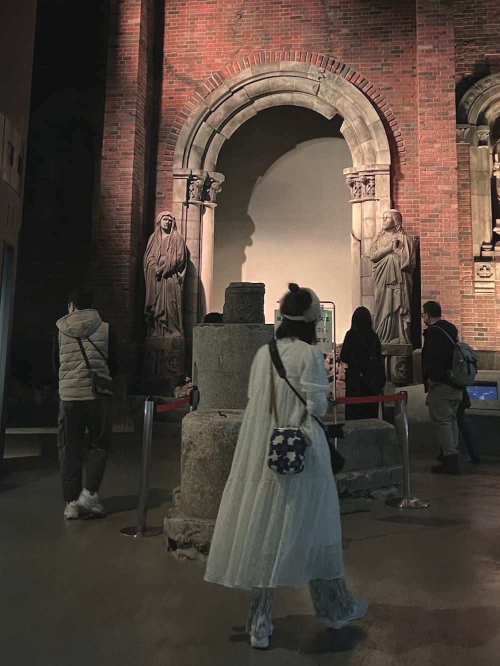 ホワイト系のジャケット/アウター、ベージュ系のワンピース、ホワイト系のパンツを着用したレディースの春コーディネートの3枚目の写真