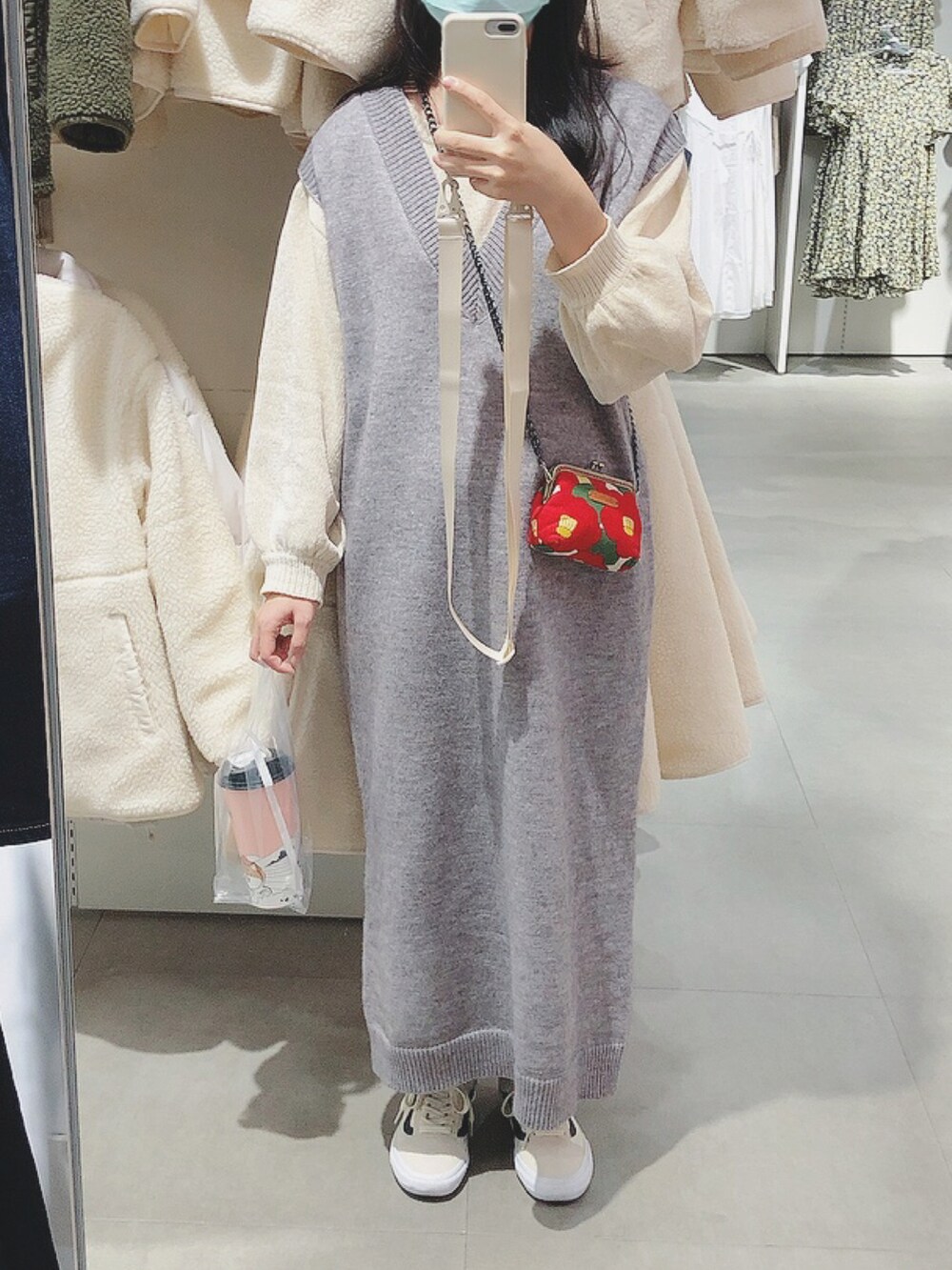 ホワイト系のスニーカー、ホワイト系のトップス、グレー系のワンピース/ドレスを着用したレディースの冬コーディネートの2枚目の写真