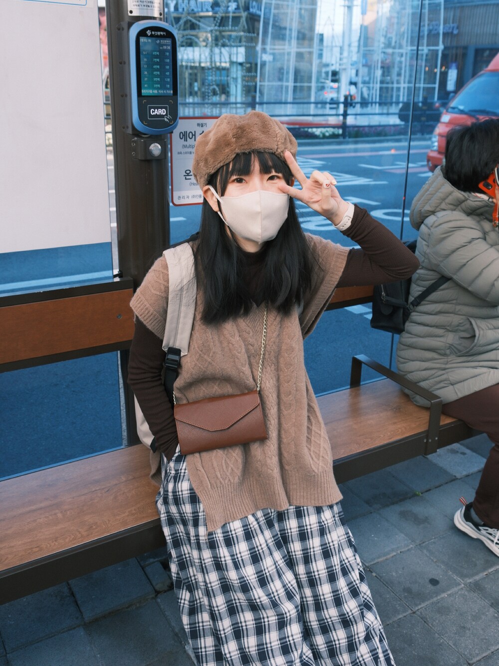 ベージュ系のTシャツ/カットソー、ブルー系のスカート、ホワイト系のスニーカーを着用したレディースの冬コーディネートの4枚目の写真