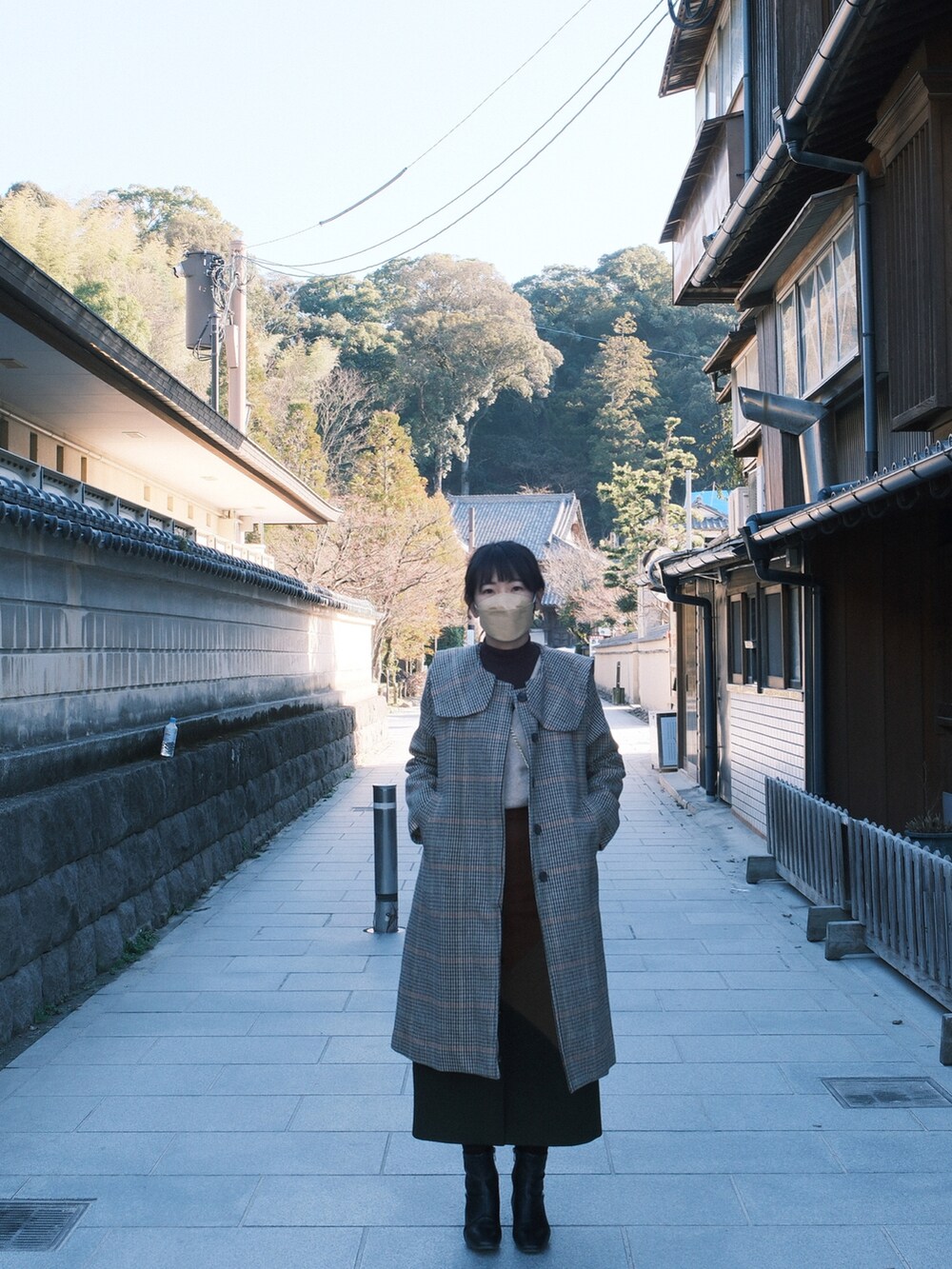 ブラウン系のスカート、ブラック系のシューズ、グリーン系のジャケット/アウターを着用したレディースの春コーディネートの3枚目の写真