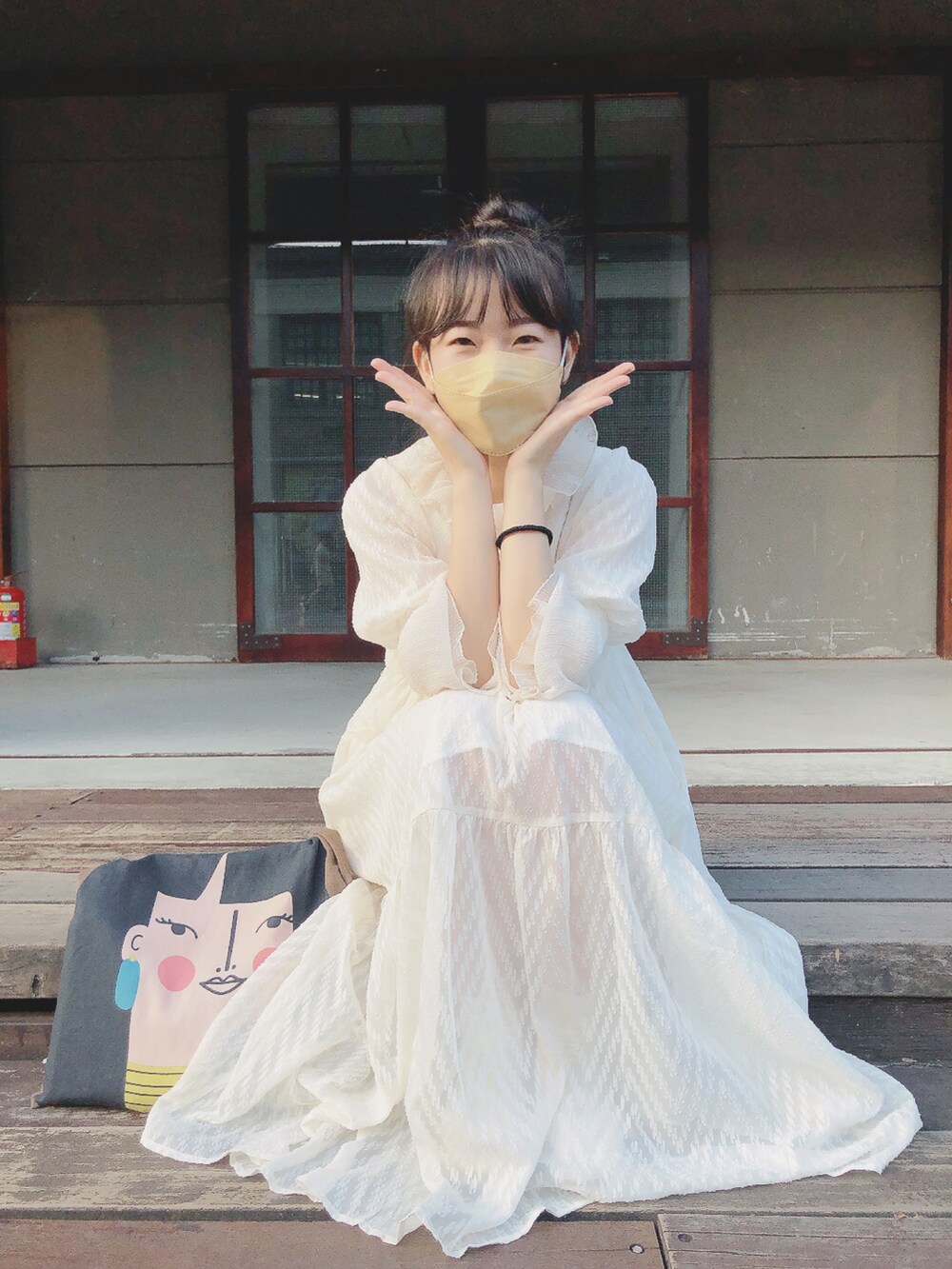 ベージュ系のワンピース、ブラウン系のシューズを着用したレディースの秋コーディネートの4枚目の写真