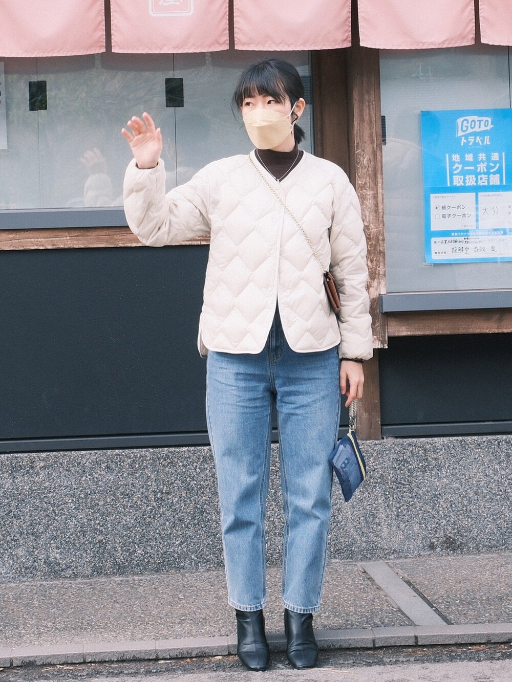 ホワイト系のジャケット/アウター、ブラック系のTシャツ/カットソー、ブルー系のデニムパンツを着用したレディースの春コーディネートの2枚目の写真