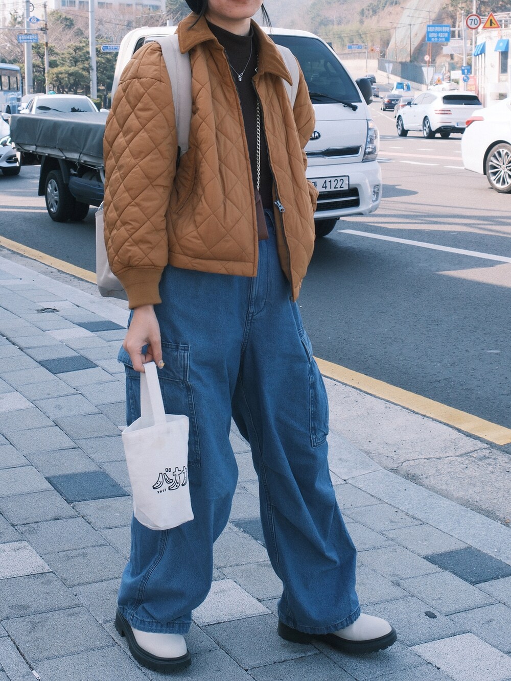 ブルー系のデニムパンツ、ベージュ系のシューズ、ブラウン系のジャケット/アウターを着用したレディースの冬コーディネートの3枚目の写真