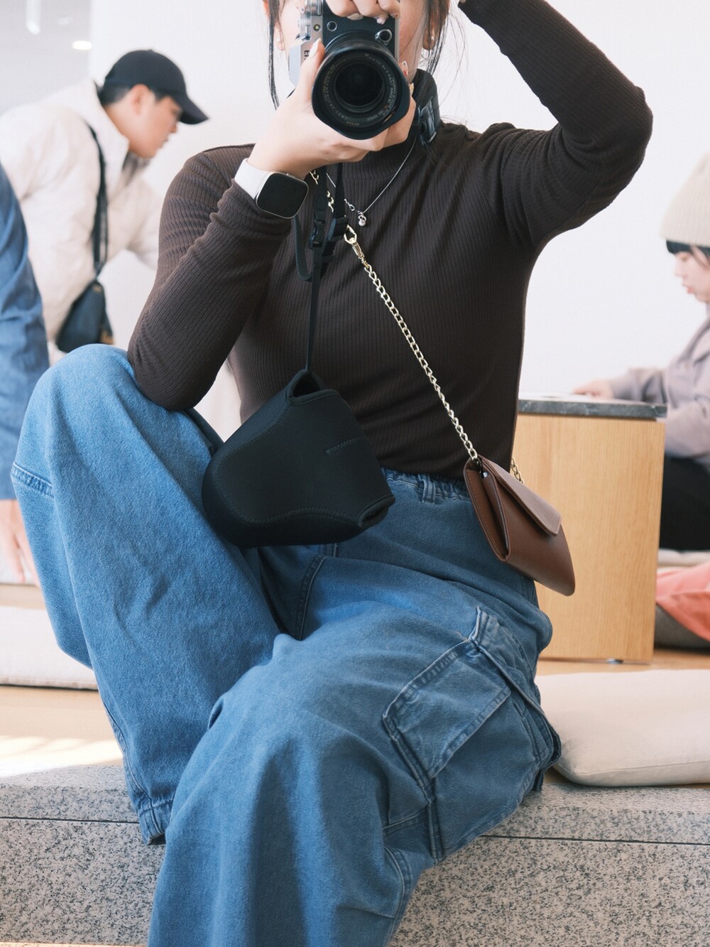 ブルー系のデニムパンツ、ベージュ系のシューズ、ブラウン系のジャケット/アウターを着用したレディースの冬コーディネートの4枚目の写真