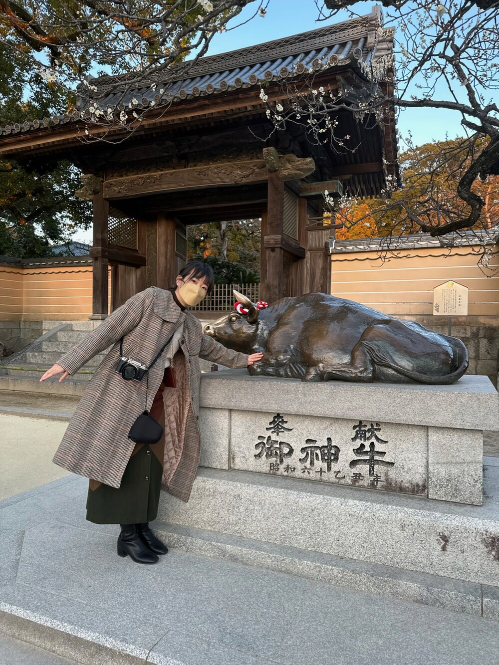 ブラウン系のスカート、ブラック系のシューズ、グリーン系のジャケット/アウターを着用したレディースの春コーディネートの2枚目の写真