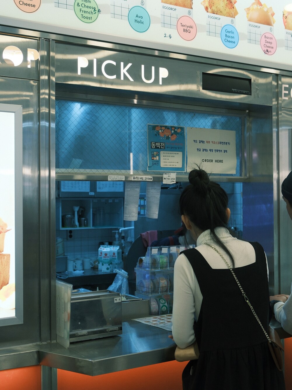 ブラック系のワンピース/ドレス、ホワイト系のスニーカー、ホワイト系のトップスを着用したレディースの冬コーディネートの3枚目の写真