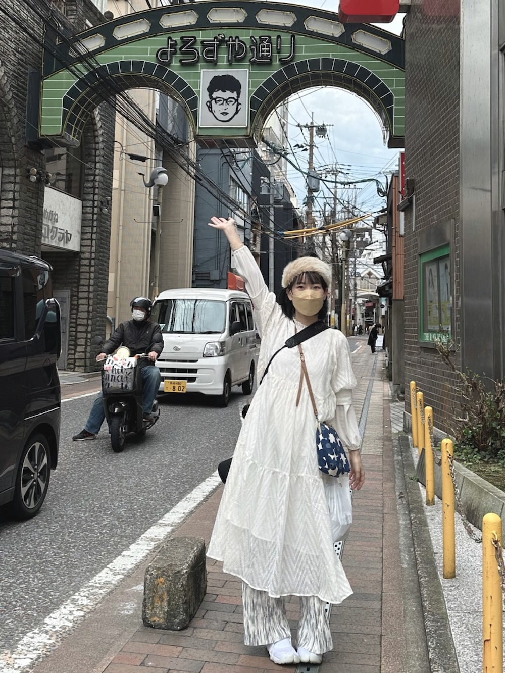 ホワイト系のジャケット/アウター、ベージュ系のワンピース、ホワイト系のパンツを着用したレディースの春コーディネートの4枚目の写真