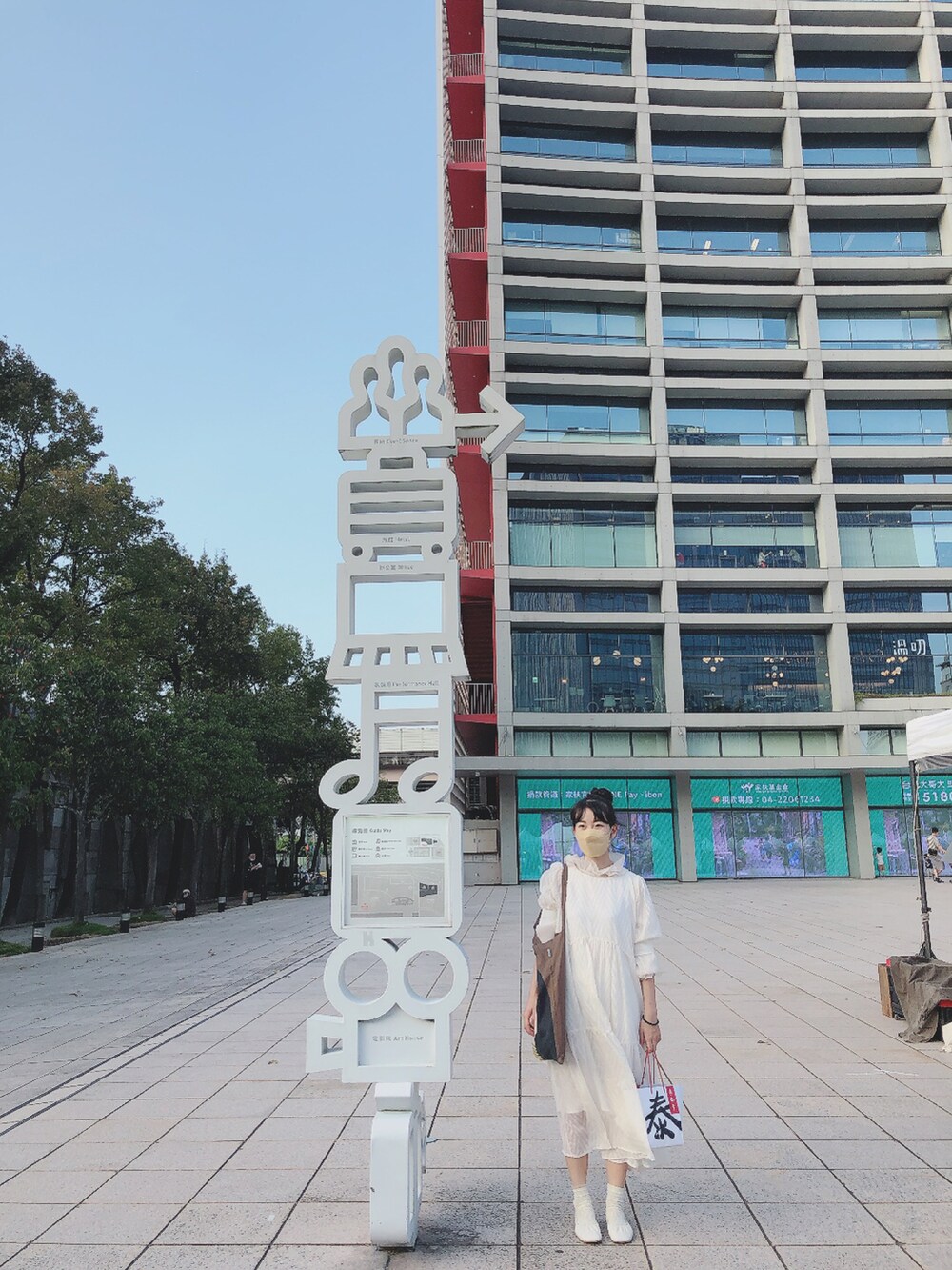 ベージュ系のワンピース、ブラウン系のシューズを着用したレディースの秋コーディネートの2枚目の写真