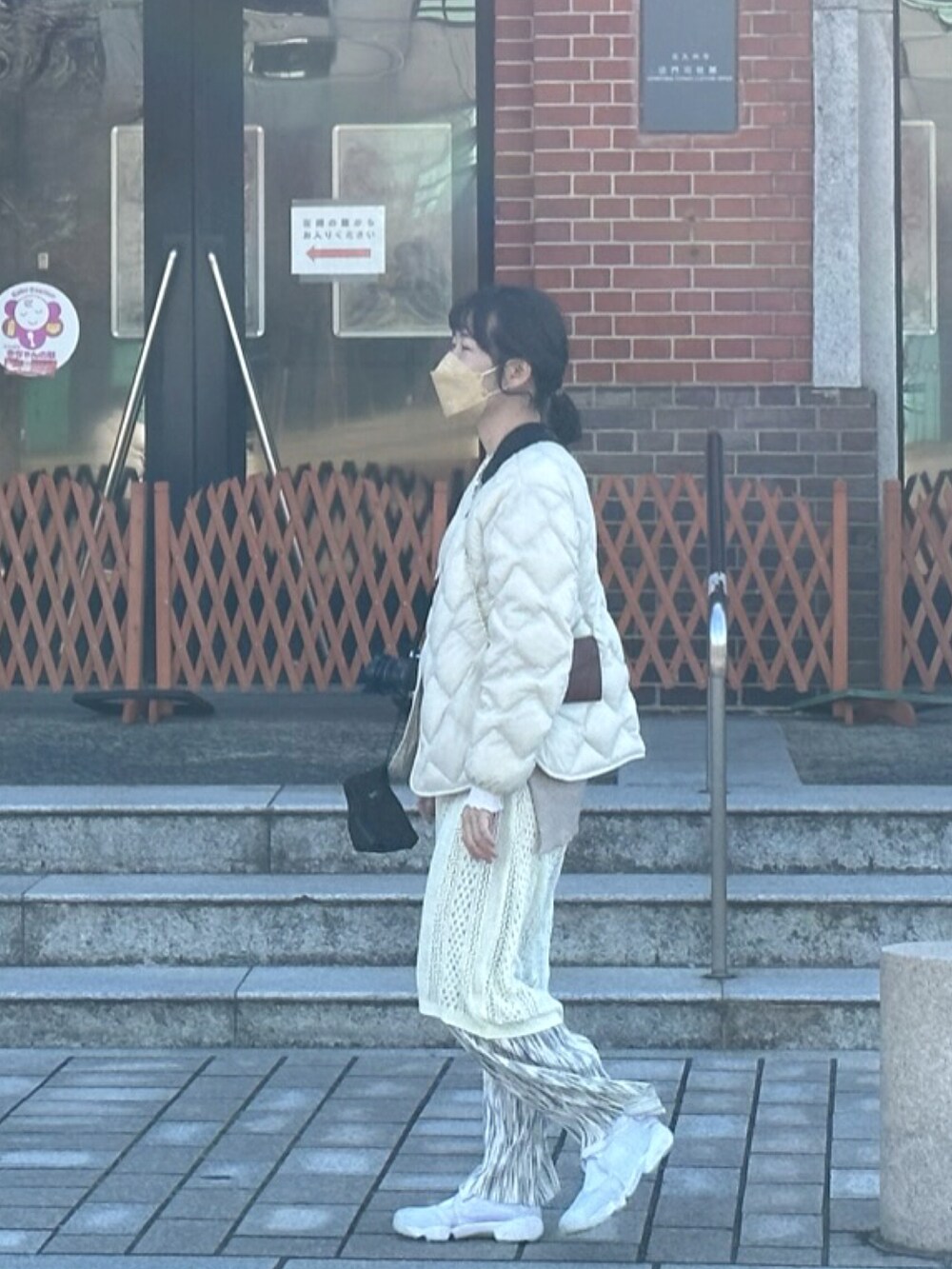 ホワイト系のスニーカー、ホワイト系のパンツを着用したレディースの春コーディネートの4枚目の写真