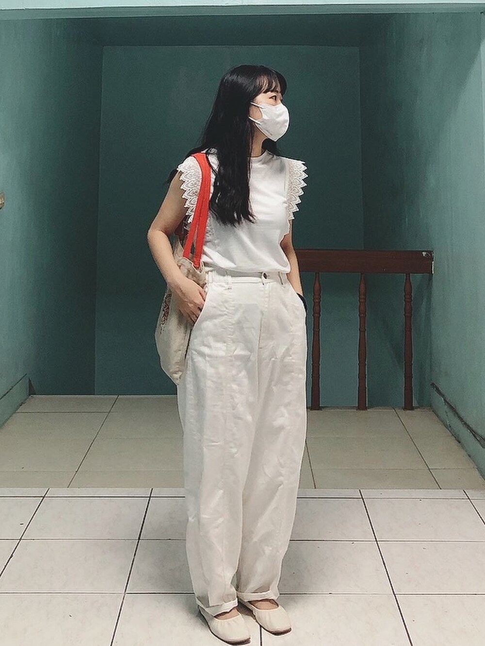 ホワイト系のトップス、ホワイト系のパンツ、ブラウン系のシューズを着用したレディースの夏コーディネートの2枚目の写真