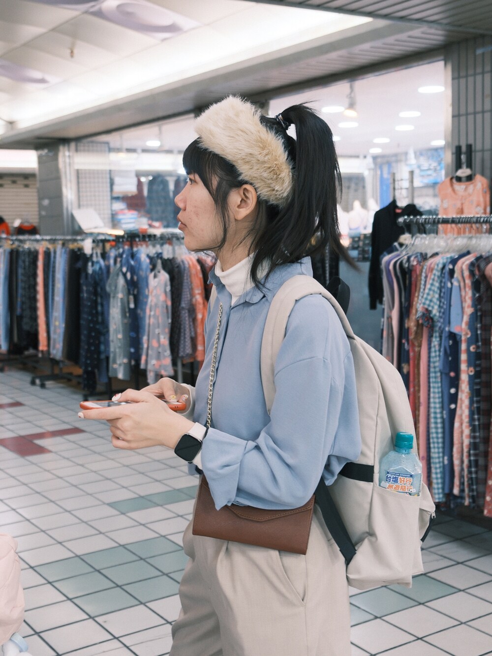 ベージュ系のバックパック/リュック、ホワイト系のトップス、ベージュ系のパンツを着用したレディースの冬コーディネートの5枚目の写真