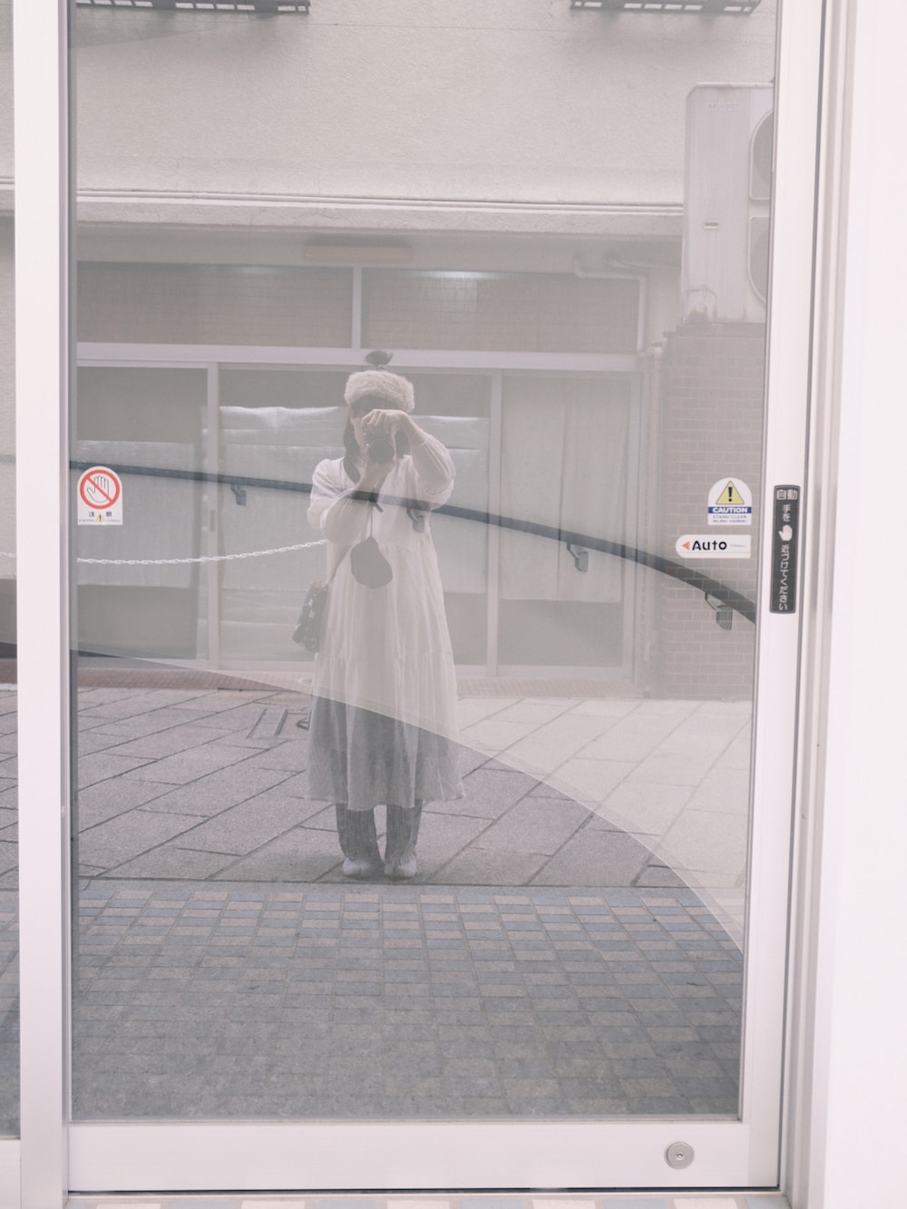 ホワイト系のジャケット/アウター、ベージュ系のワンピース、ホワイト系のパンツを着用したレディースの春コーディネートの5枚目の写真