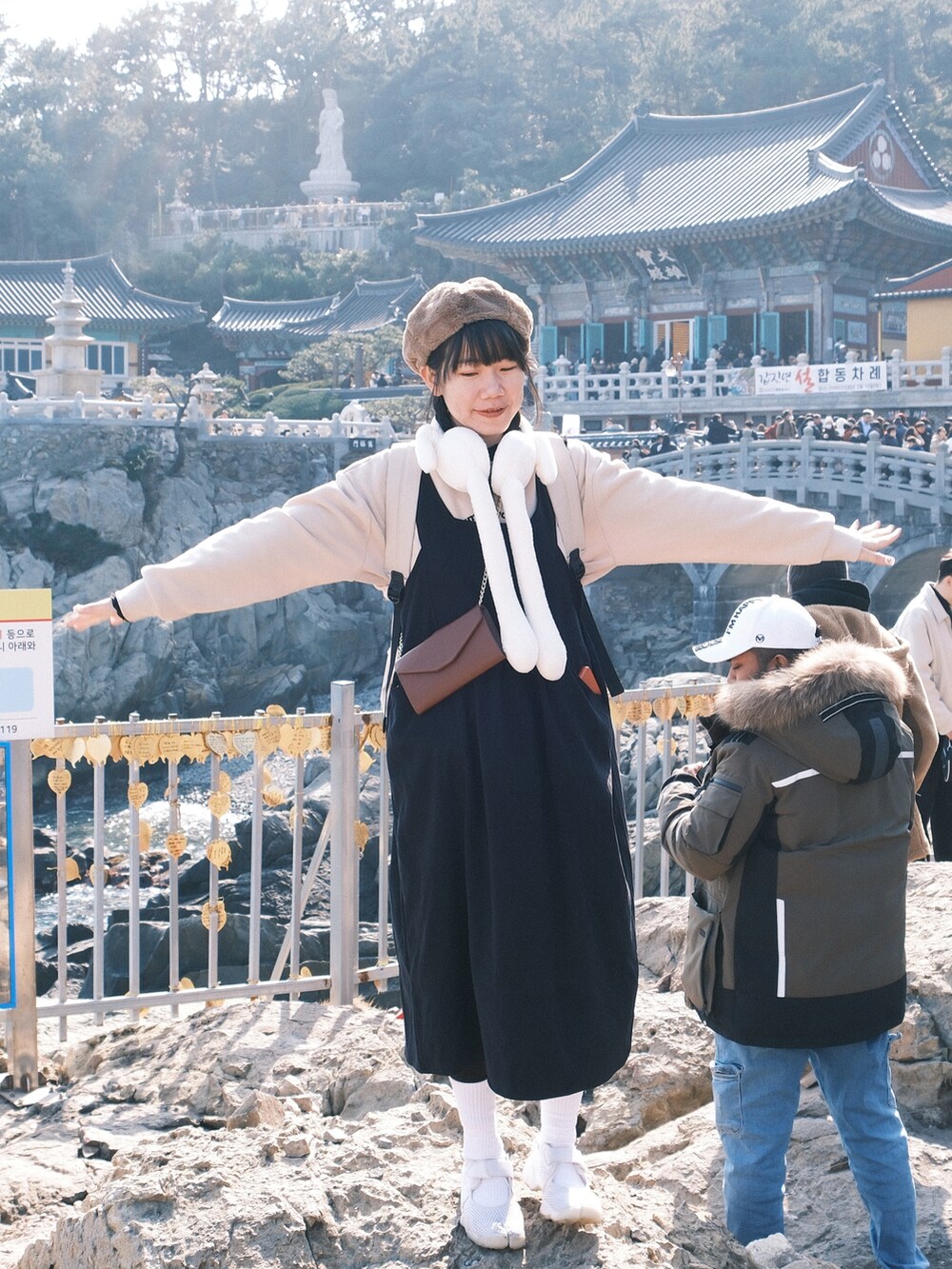 ブラック系のワンピース/ドレス、ホワイト系のスニーカーを着用したレディースの冬コーディネートの2枚目の写真