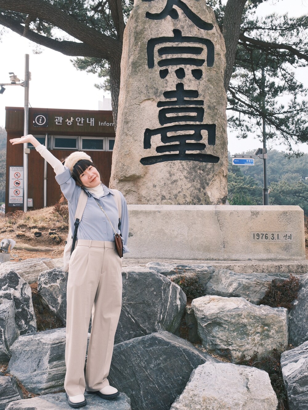 ベージュ系のバックパック/リュック、ホワイト系のトップス、ベージュ系のパンツを着用したレディースの冬コーディネートの3枚目の写真