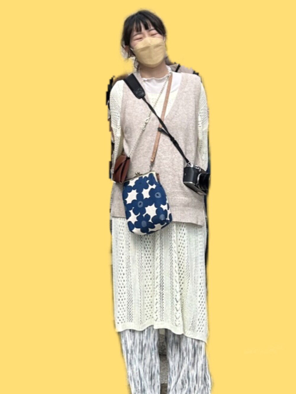 ホワイト系のスニーカー、ホワイト系のパンツを着用したレディースの春コーディネートの2枚目の写真