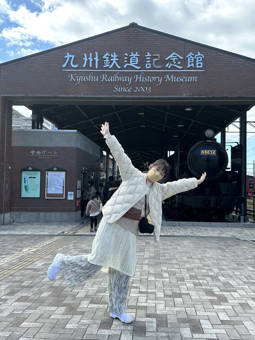 ホワイト系のスニーカー、ホワイト系のパンツを着用したレディースの春コーディネートの3枚目の写真