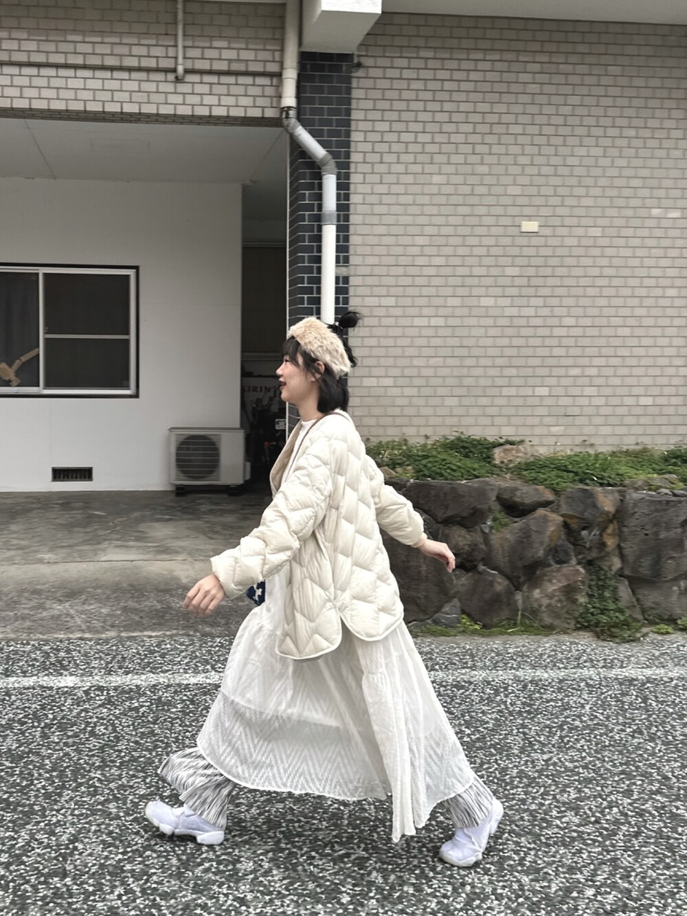 ホワイト系のジャケット/アウター、ベージュ系のワンピース、ホワイト系のパンツを着用したレディースの春コーディネートの2枚目の写真