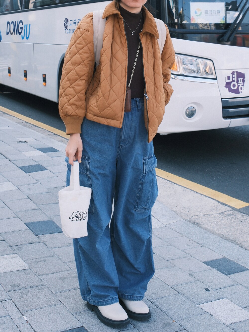 ブルー系のデニムパンツ、ベージュ系のシューズ、ブラウン系のジャケット/アウターを着用したレディースの冬コーディネートの2枚目の写真