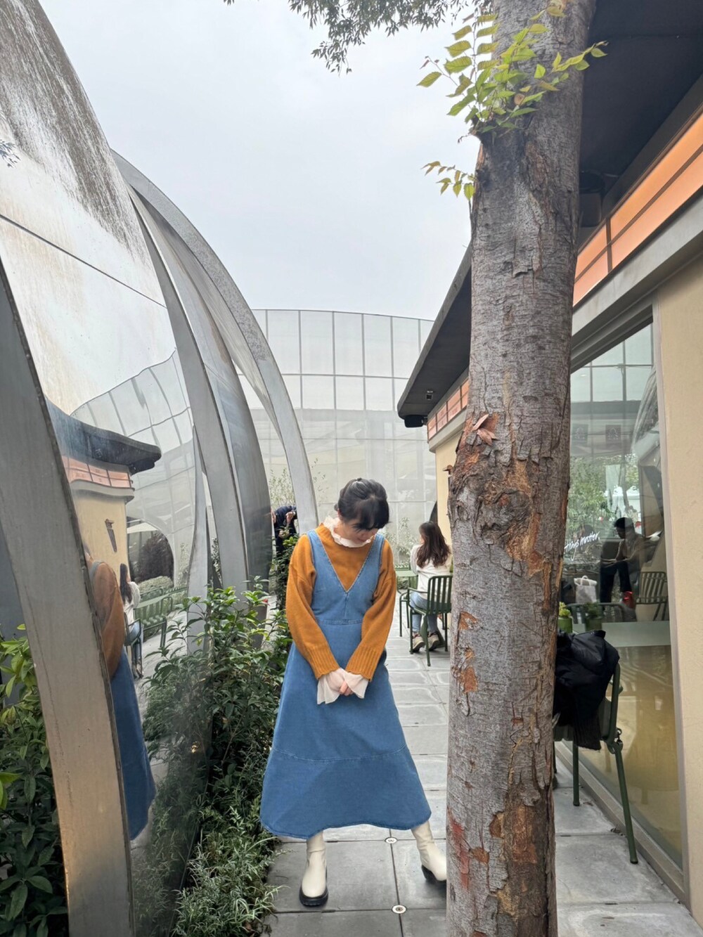 ブルー系のワンピース/ドレス、ベージュ系のシューズ、ベージュ系のトップスを着用したレディースの冬コーディネートの3枚目の写真