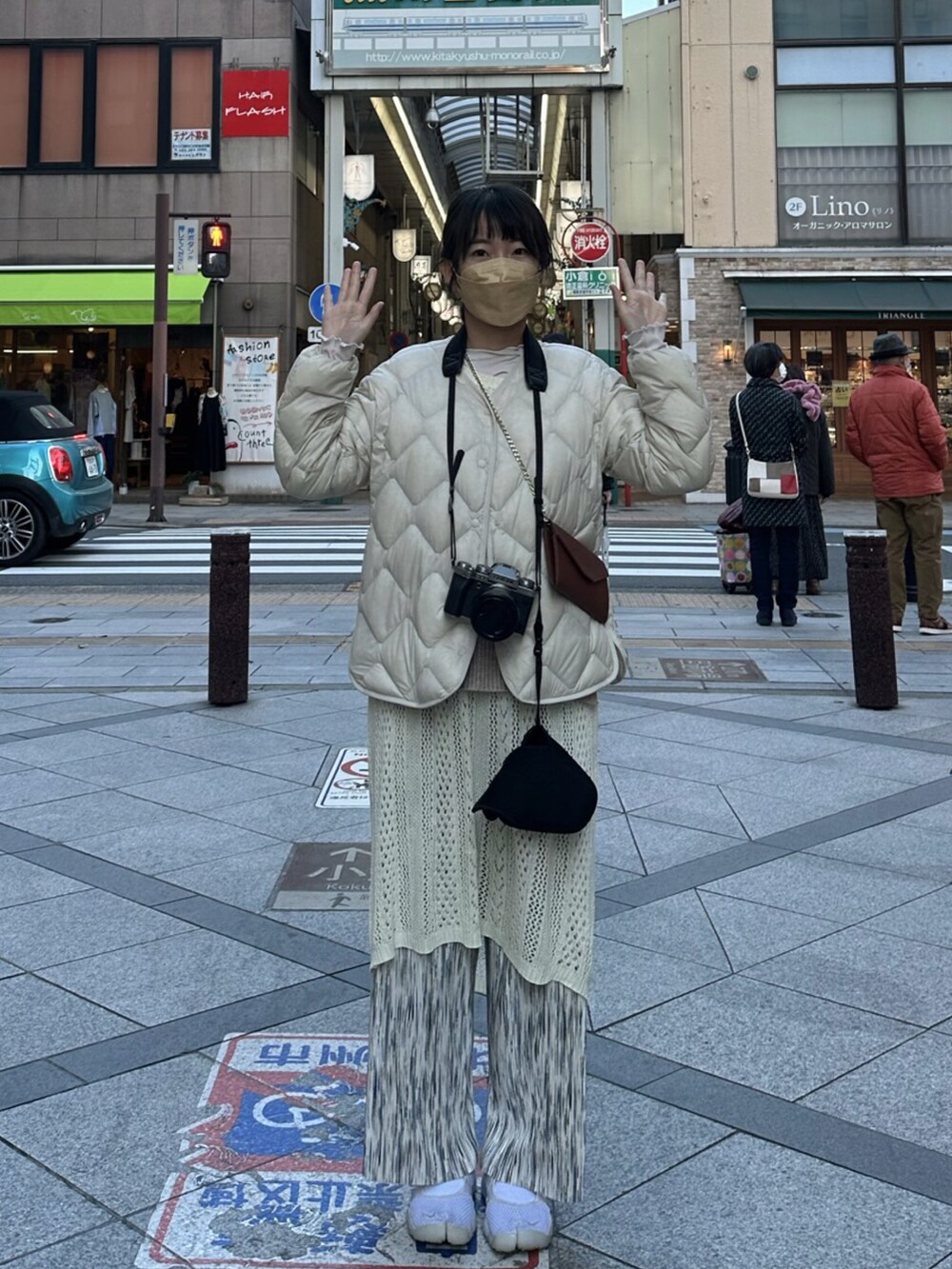 ホワイト系のスニーカー、ホワイト系のパンツを着用したレディースの春コーディネートの5枚目の写真