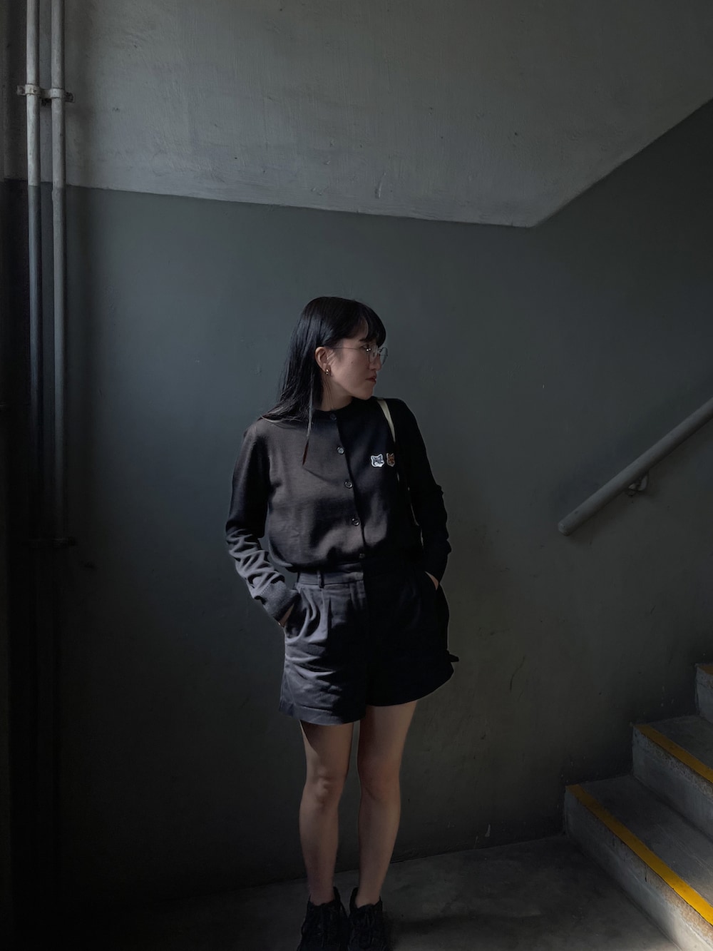 ブラック系のカーディガン/ボレロ、ブラック系のパンツ、ブラック系のスニーカーを着用したレディースの秋コーディネートの2枚目の写真