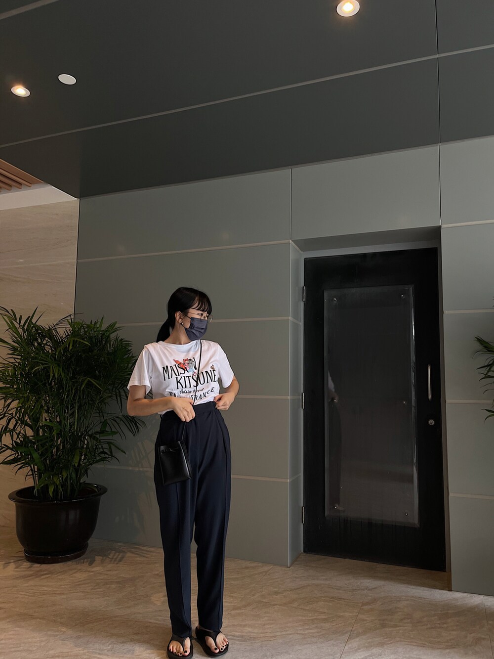 ホワイト系のTシャツ/カットソー、ブラック系のショルダーバッグ、ブルー系のその他パンツを着用したレディースの夏コーディネートの2枚目の写真