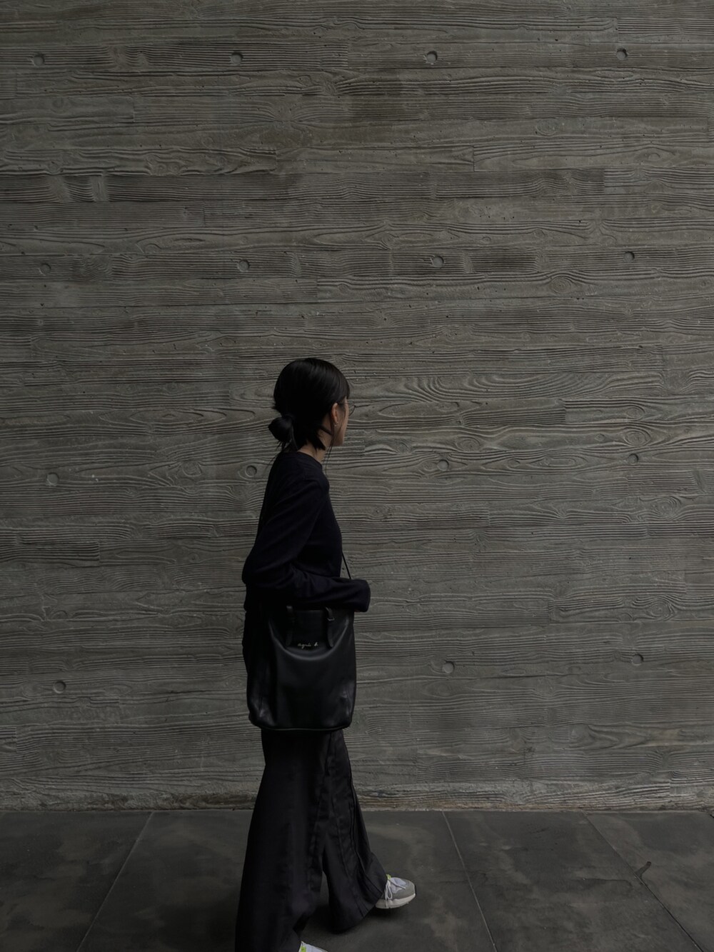 ブルー系のジャージ、グレー系のパンツ、ホワイト系のスニーカーを着用したレディースの冬コーディネートの3枚目の写真