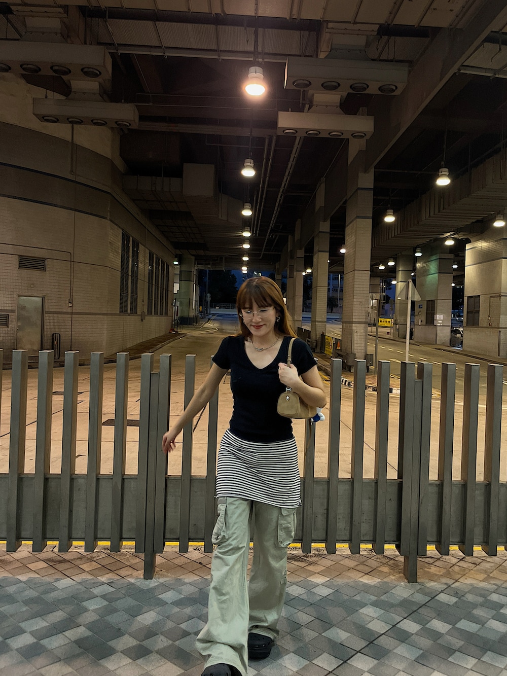 ブラック系のトップス、その他のスカート、ブラック系のサンダルを着用したレディースの夏コーディネートの2枚目の写真