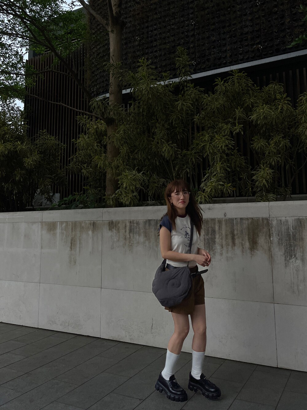 ブラック系のローファー、その他のTシャツ/カットソー、グレー系のバッグを着用したレディースの春コーディネートの2枚目の写真