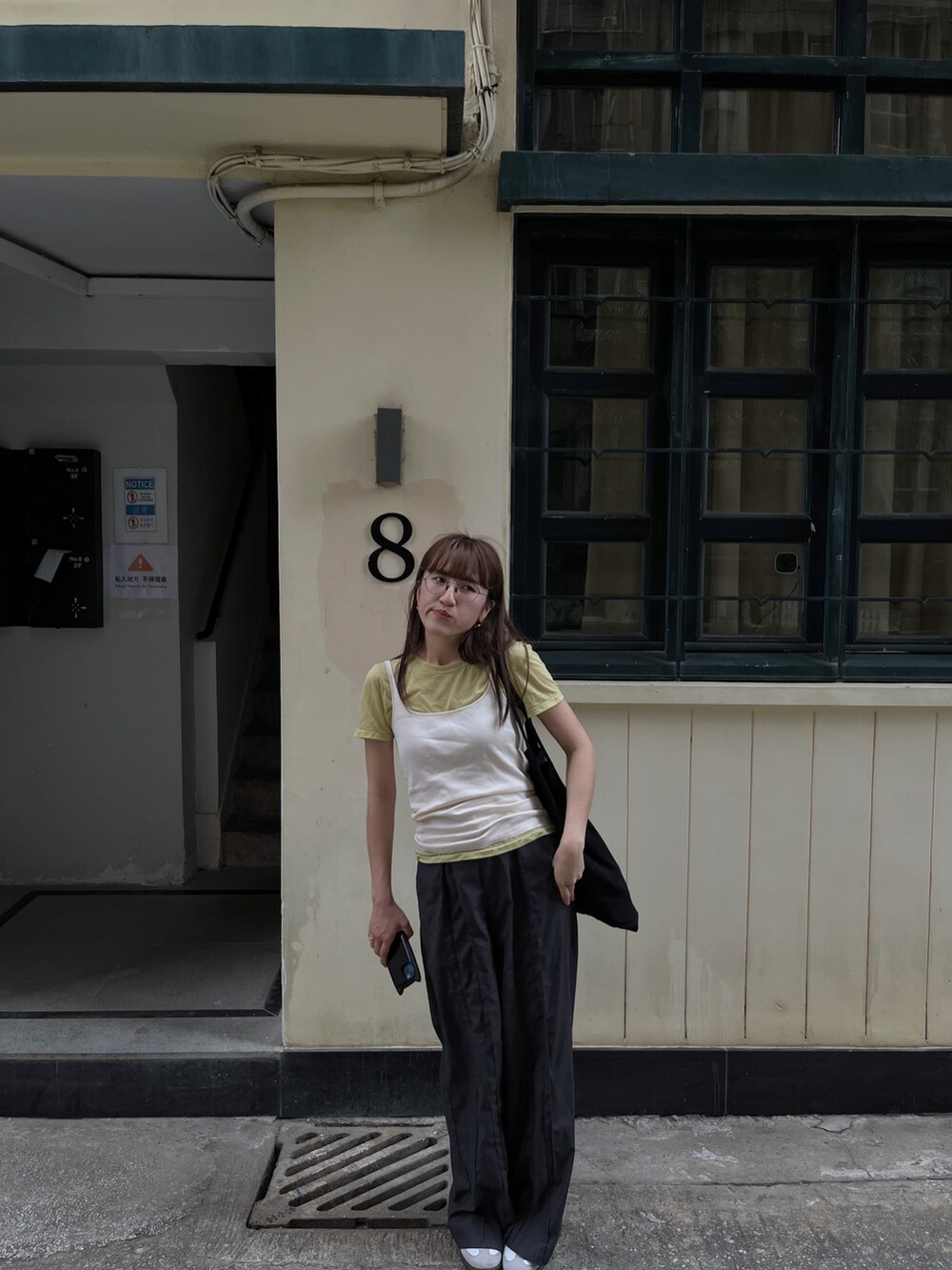 ホワイト系のキャミソール、グリーン系のTシャツ/カットソー、グレー系のパンツを着用したレディースの春コーディネートの2枚目の写真