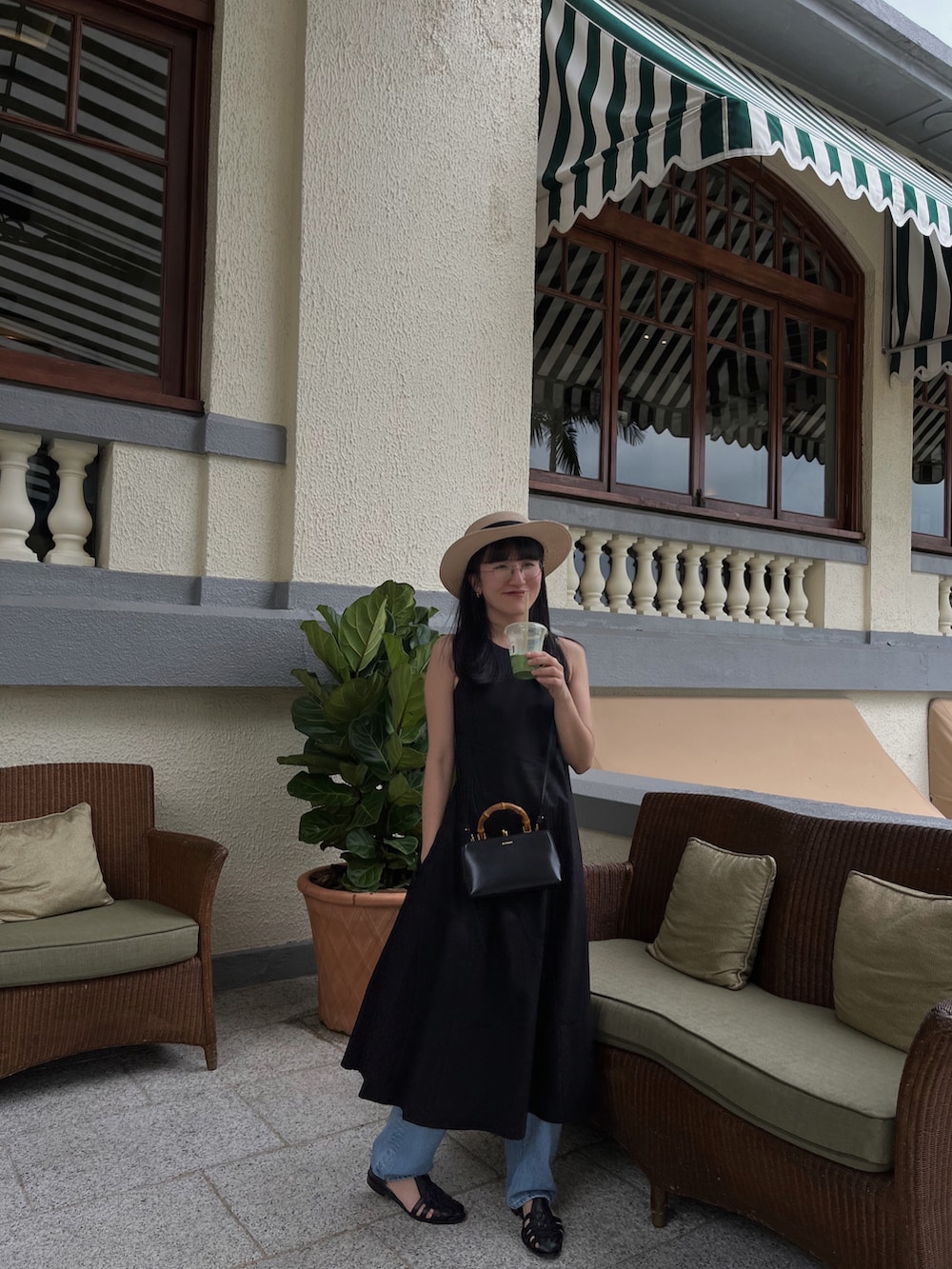 ブラック系のワンピース/ドレス、ブラック系のバッグ、ブラック系のサンダルを着用したレディースの春コーディネートの2枚目の写真