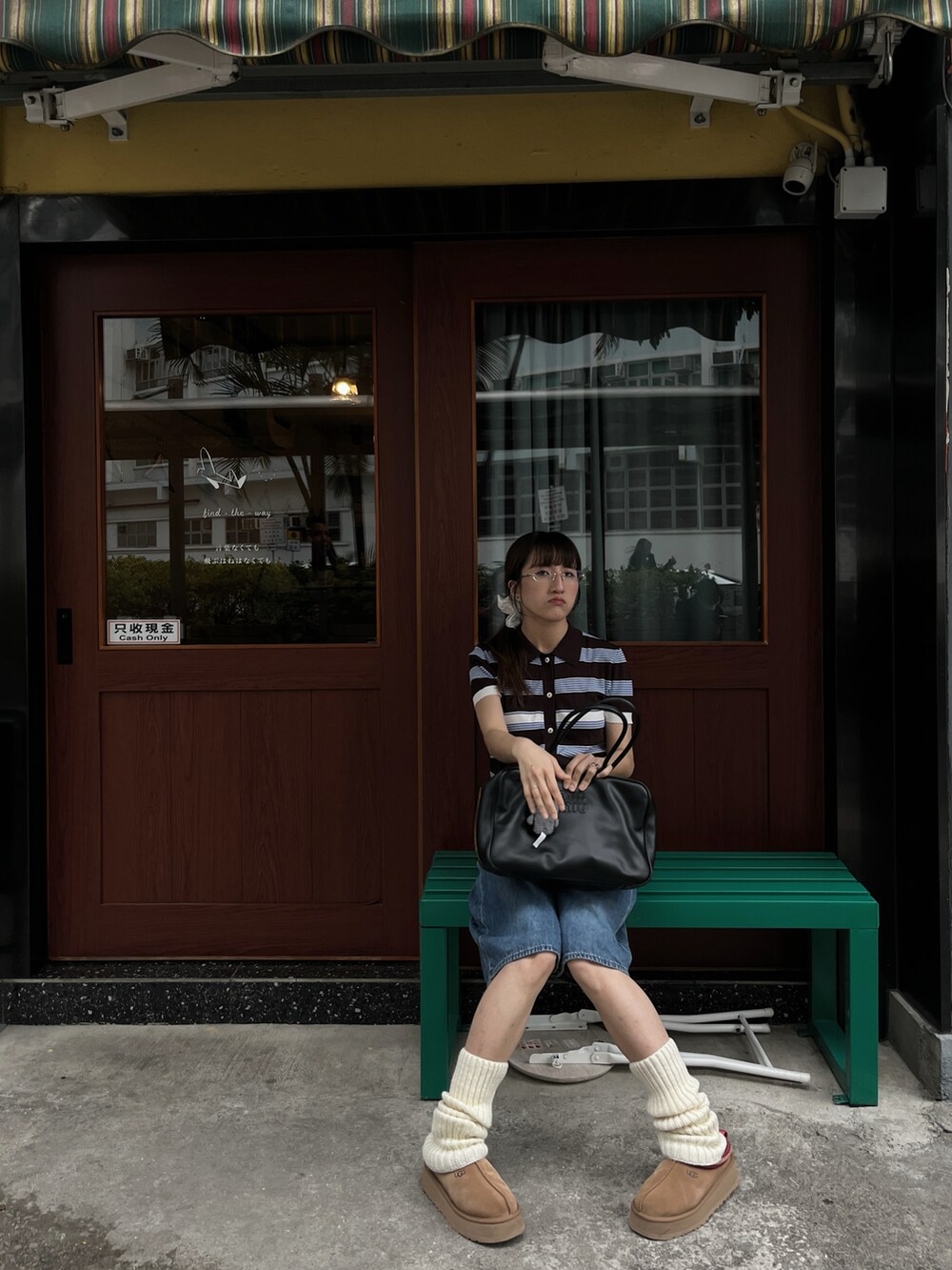 その他のポロシャツ、ブルー系のデニムパンツ、ブラウン系のスリッポンを着用したレディースの春コーディネートの2枚目の写真