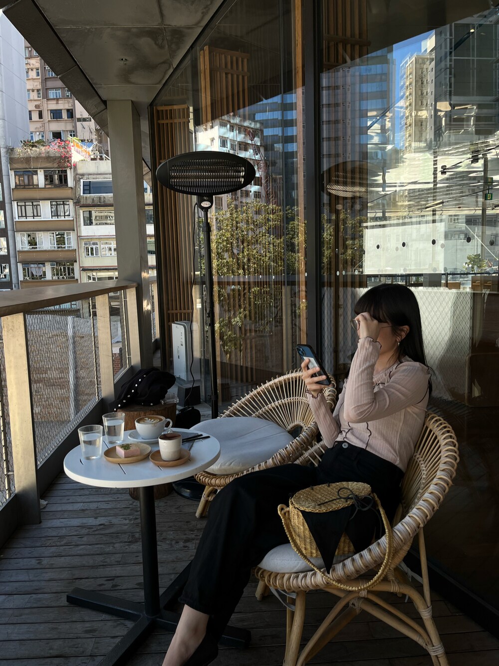 その他のかごバッグ、ベージュ系のTシャツ/カットソー、ブラック系のデニムパンツを着用したレディースの春コーディネートの2枚目の写真