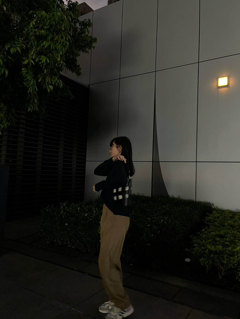 ブルー系のジャージ、ブラック系のバッグ、ベージュ系のその他パンツを着用したレディースの冬コーディネートの3枚目の写真