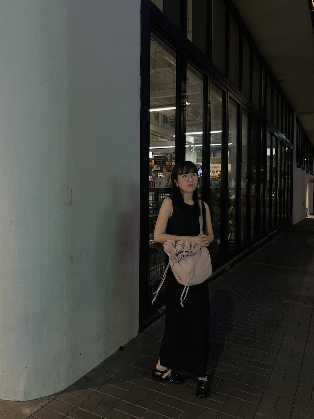 ブラック系のタンクトップ、ブラック系のスカート、ブラック系のシューズを着用したレディースの春コーディネートの2枚目の写真