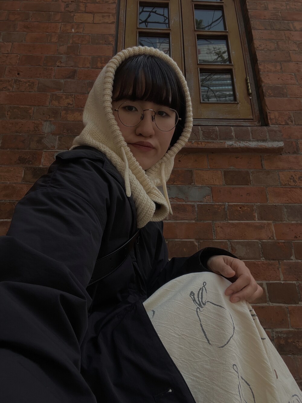 ブルー系のジャケット/アウター、ブラック系のショルダーバッグ、ホワイト系のスカートを着用したレディースの冬コーディネートの2枚目の写真