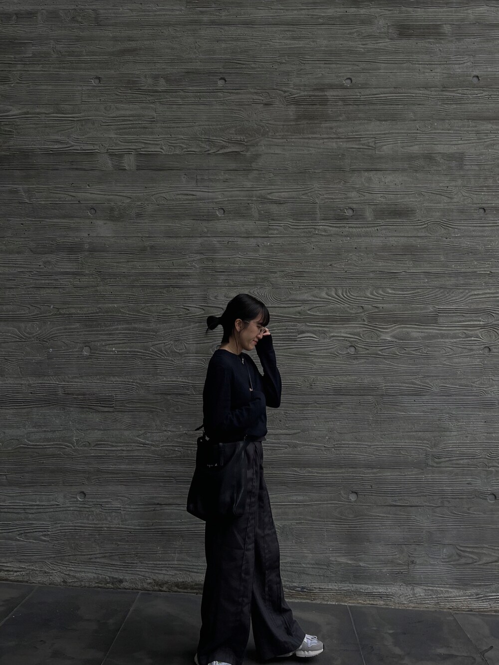 ブルー系のジャージ、グレー系のパンツ、ホワイト系のスニーカーを着用したレディースの冬コーディネートの2枚目の写真