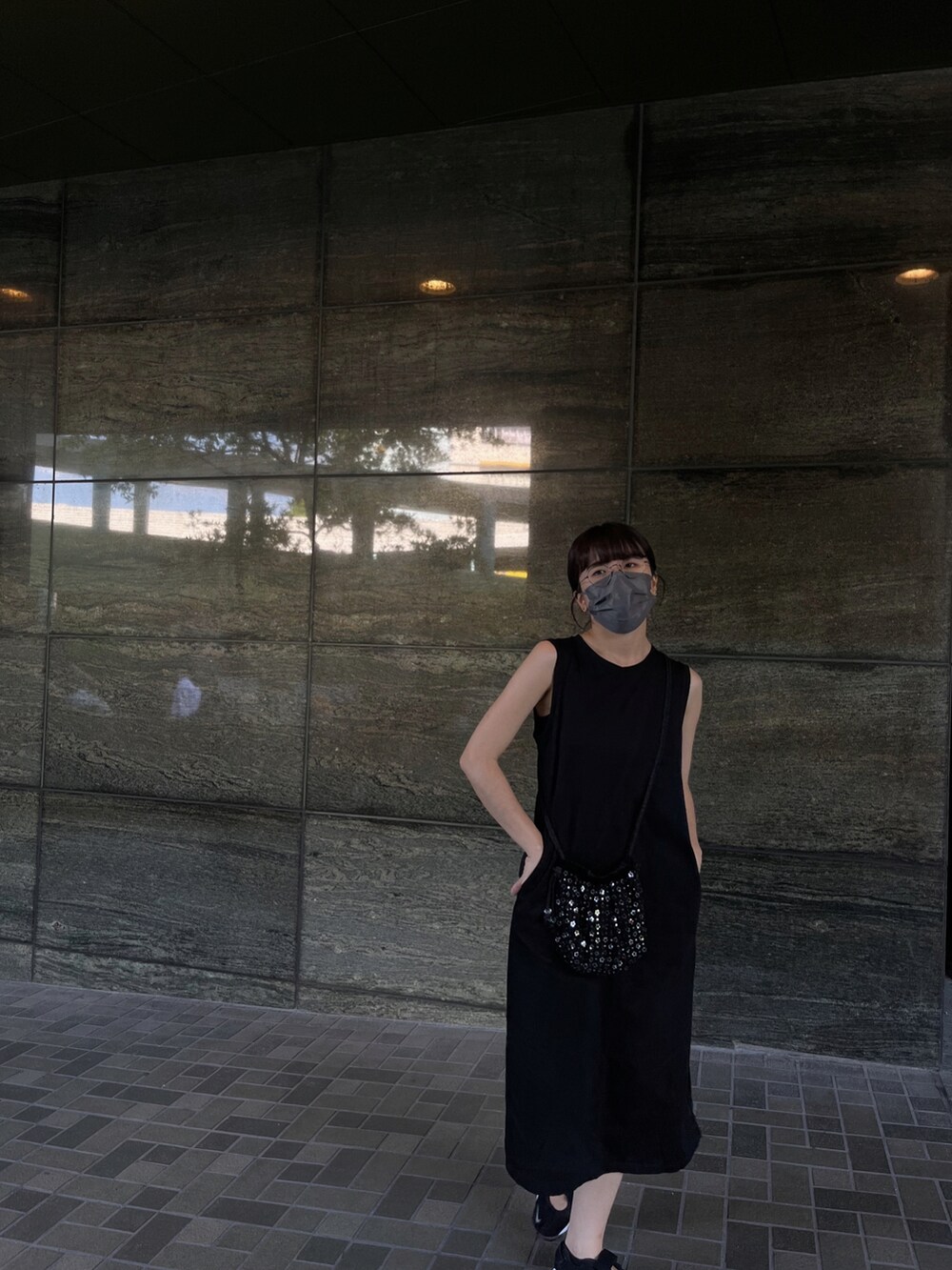 ブラック系のワンピース/ドレス、ブラック系のショルダーバッグ、ブラック系のスニーカーを着用したレディースの春コーディネートの3枚目の写真