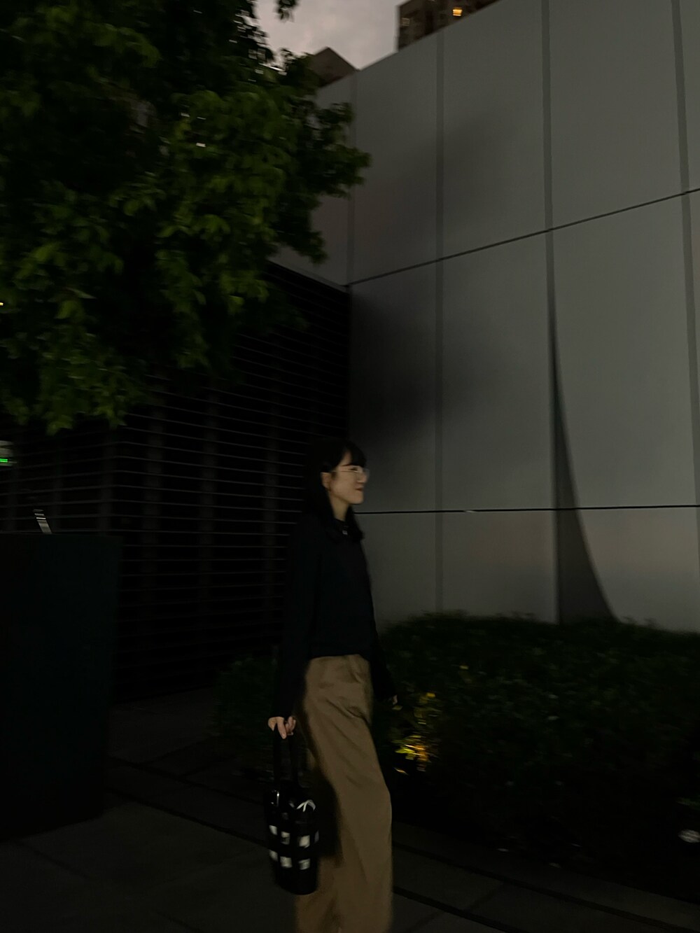 ブルー系のジャージ、ブラック系のバッグ、ベージュ系のその他パンツを着用したレディースの冬コーディネートの2枚目の写真