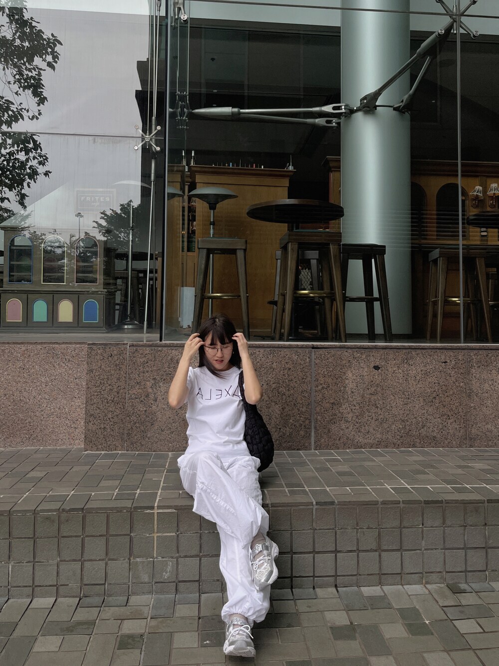 ホワイト系のTシャツ/カットソー、ホワイト系のその他パンツ、シルバー系のスニーカーを着用したレディースの秋コーディネートの2枚目の写真