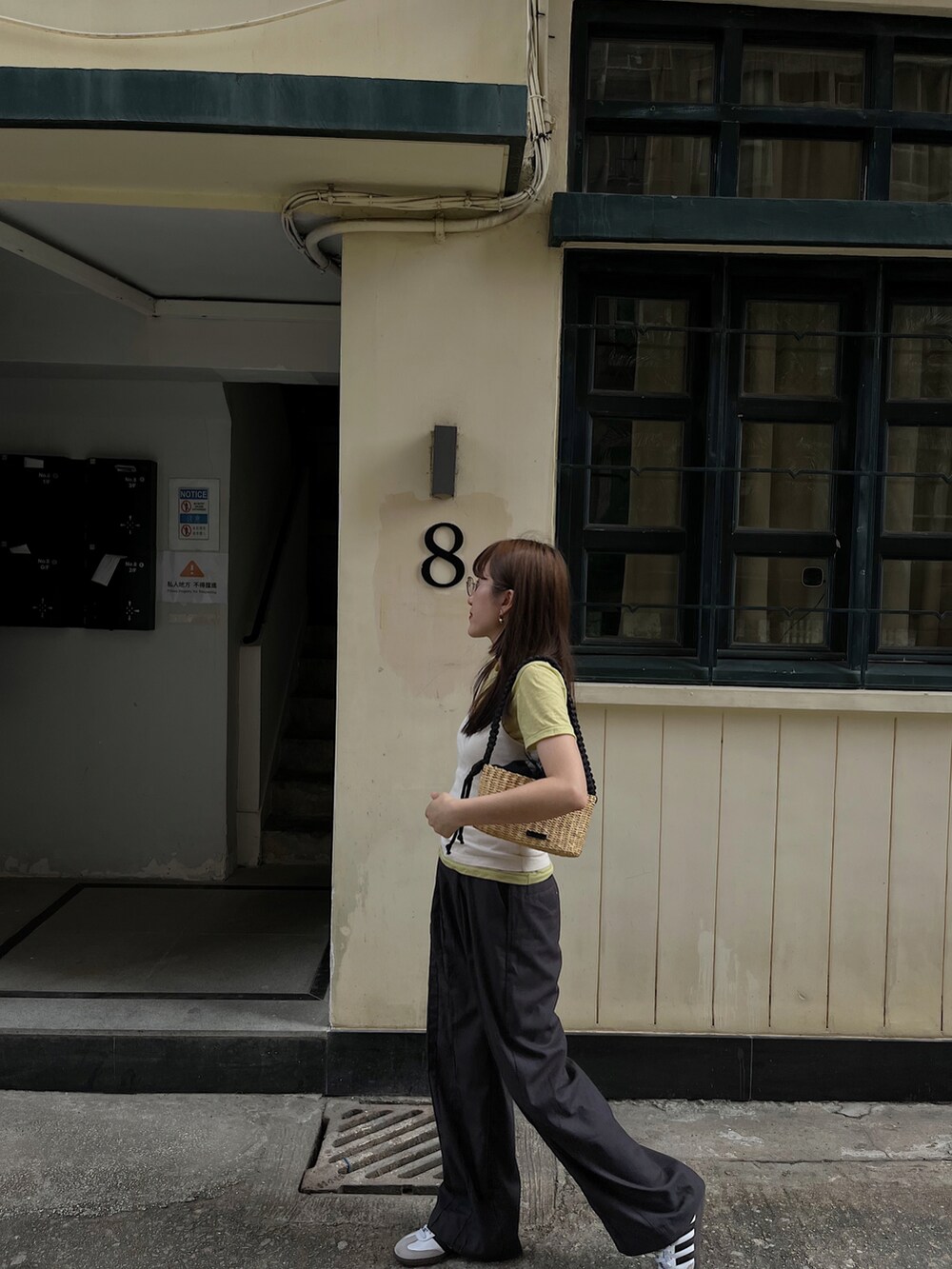 ホワイト系のキャミソール、グリーン系のTシャツ/カットソー、グレー系のパンツを着用したレディースの春コーディネートの3枚目の写真