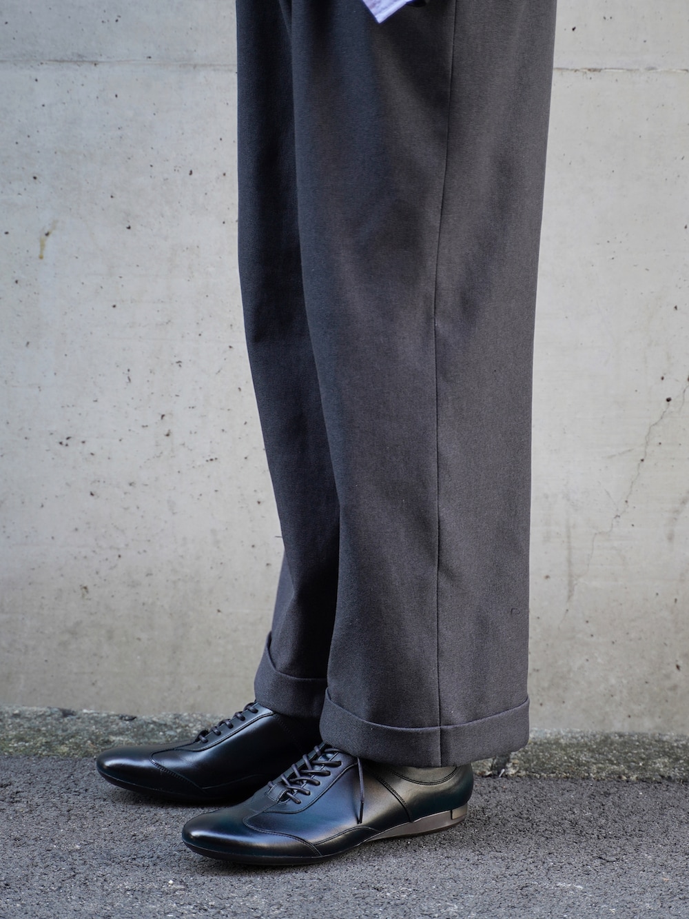 グリーン系のドレスシューズ、ブラック系のシャツ/ブラウス、グレー系のその他パンツを着用したメンズの秋コーディネートの2枚目の写真