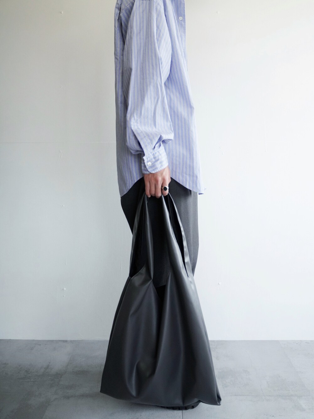 グレー系のトートバッグ、その他のシャツ/ブラウス、ホワイト系のTシャツ/カットソーを着用したメンズの夏コーディネートの4枚目の写真