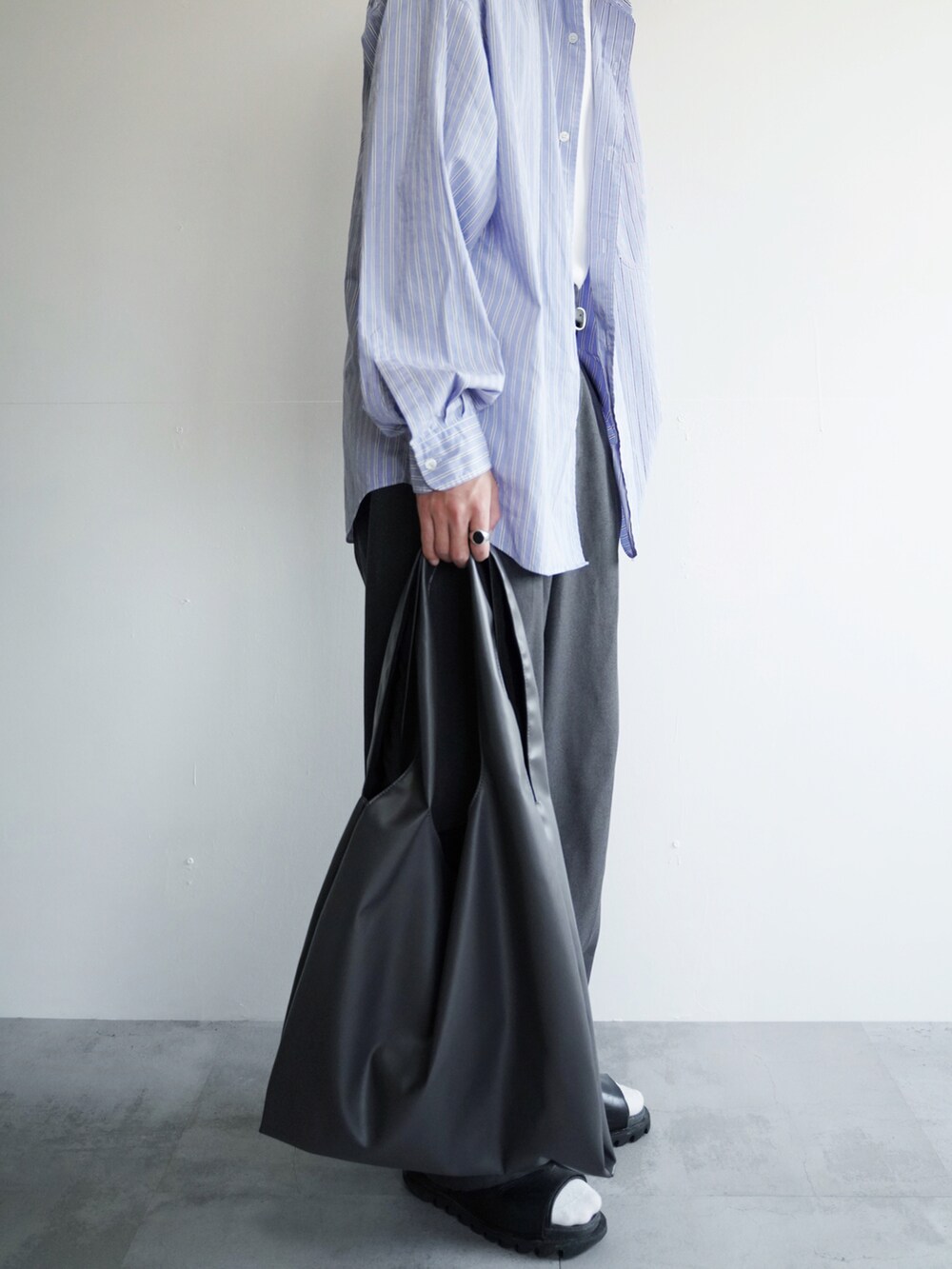 グレー系のトートバッグ、その他のシャツ/ブラウス、ホワイト系のTシャツ/カットソーを着用したメンズの夏コーディネートの3枚目の写真