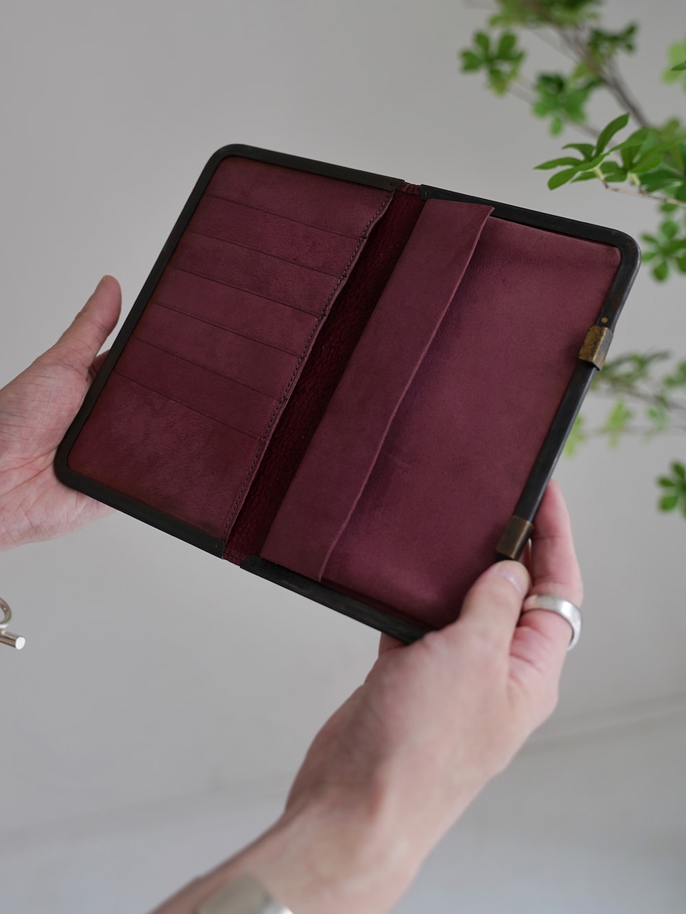 ブラック系のサロペット/オーバーオール、ブラック系のスニーカー、レッド系の財布を着用したメンズの秋コーディネートの3枚目の写真