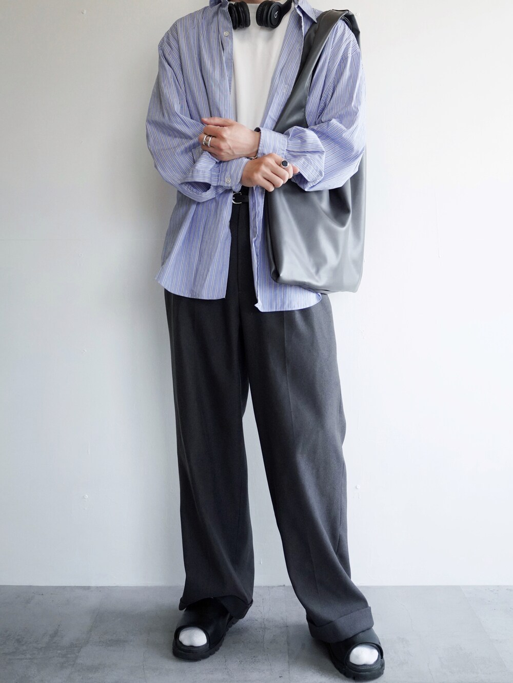 グレー系のトートバッグ、その他のシャツ/ブラウス、ホワイト系のTシャツ/カットソーを着用したメンズの夏コーディネートの2枚目の写真